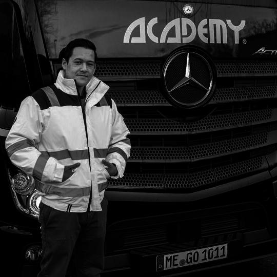 ACADEMY Fahrschule - de.academy.fahrschulen.model.instructor.Instructor@238c